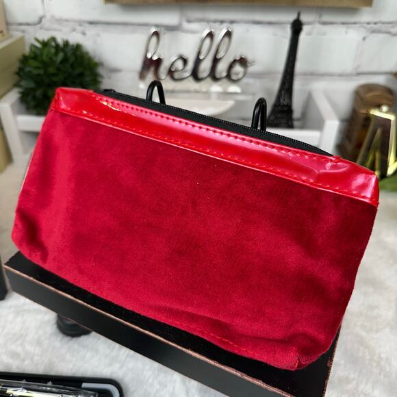 Chanel beauty red velvet cosmetic bag.
Framed Chanel Card, Parfums GIFT SET - Picture 7 of 9